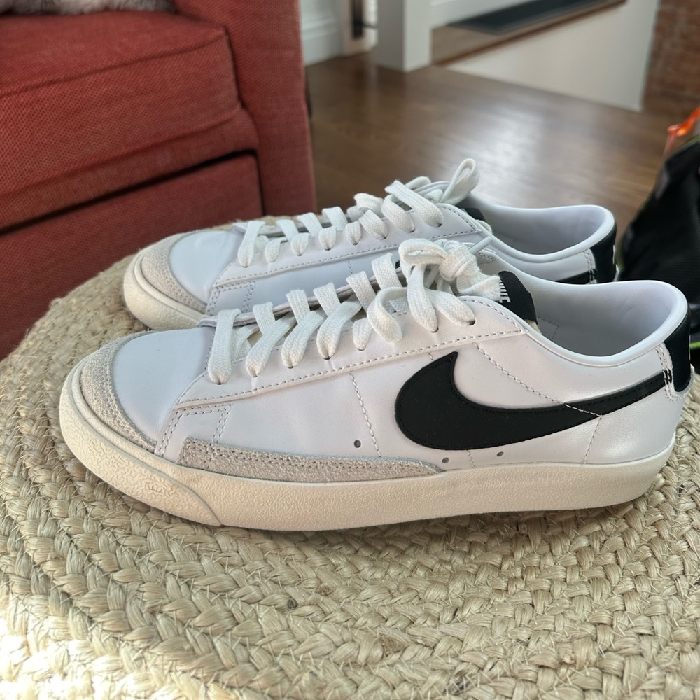 NIKE WOMENS LOW TOP BLAZERS